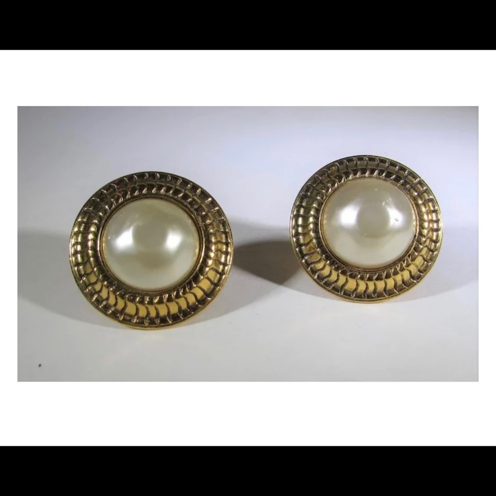 Authentic Chanel Vintage Earrings Clip